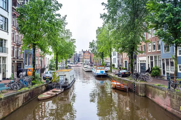 荷兰阿姆斯特丹 2019年6月12日 从荷兰阿姆斯特丹的Staalmeestersbrug桥到典型的荷兰住宅 运河和商店的日间景观 免版税图库照片