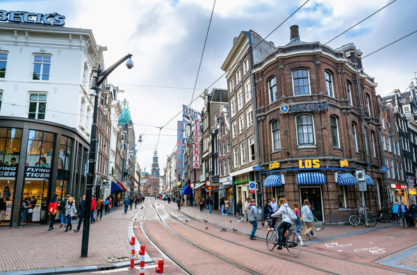 Амстердам, Нидерланды - 12 июня 2019 года: вид на улицу Рембрандта в Амстердаме, Нидерланды.