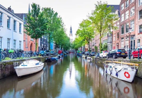 Amsterdam, Hollanda - 12 Haziran 2019: Hollanda 'daki tipik Hollanda evleri, kanalı ve dükkanları ile Staalmeestersbrug köprüsünden gündüz görünümü