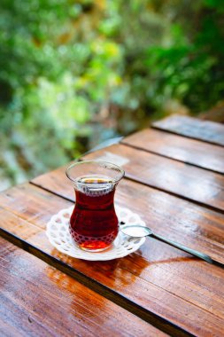 Türk çayı. Ulusal bir Türk fincanında siyah çay. Bir bardak Armudu..