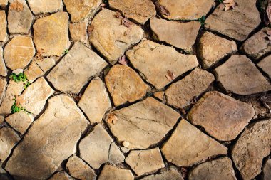 Bej, kahverengi taş yüzey. Taş zeminin dokusu. Yol taşlarla döşenmiş..