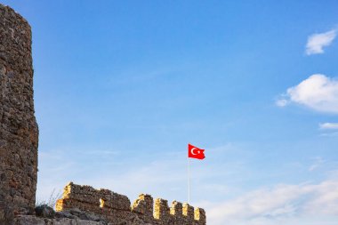 Türkiye 'nin parlak kırmızı bayrağı. Türkiye 'nin devlet sembolleri.