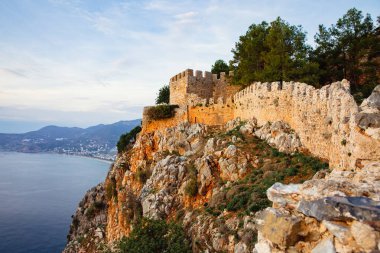 Eski Şehir 'deki Alanya kalesinin kale duvarı. Köhne duvarlar Alanya Kalesi. Seçici odak.