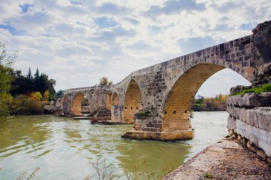 Tarihsel Aspendos Köprüsü Eurymedon Antalya 'da Eurymedon nehri üzerindeki geç bir Roma köprüsü.