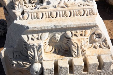 Antik Yunan tarzı, kıvırcık mimari unsur, tekrarlayan desen. Antik Yunan tarzında tarihi bir binanın dekoru..