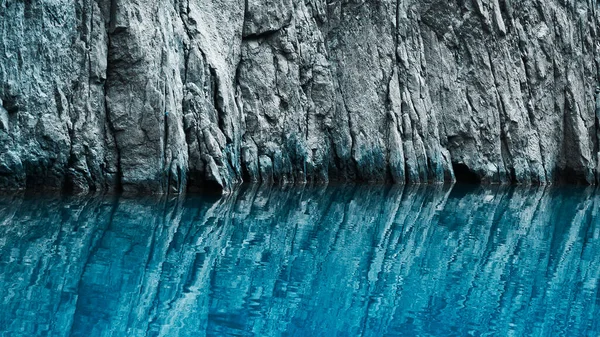 Formação Rochosa Reflexo Água Azul Fundo Natureza Foco Seletivo — Fotografia de Stock