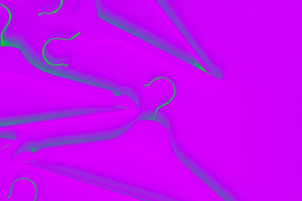 紫の背景にネオンの木製の服がぶら下がっている 販売とショッピングの概念 現代のファッション — ストック写真