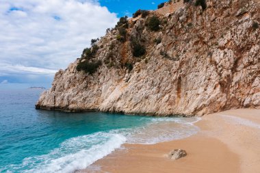 Kumsalı olan güzel bir körfez ve büyük dağların arasında turkuaz deniz. Kaputas plajı, Kas, Trkiye.