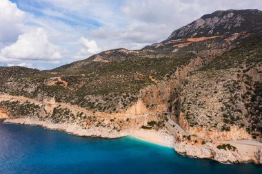 Büyük dağların arasında kumsalı ve turkuaz denizi olan güzel bir körfezin havadan manzarası. Kaputas plajı, Kas, Trkiye.