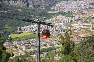 Arka planda Antalya 'nın olduğu güzel bir kablo. Kabin halatı. Tnektepe Dağı 'na Funicular, Trkiye.