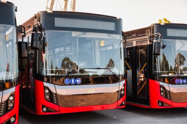 Modern güzel otobüsler. Rahat kentsel toplu taşıma kavramı.