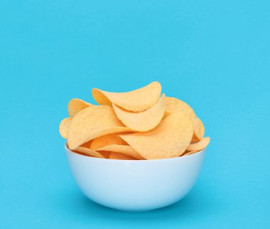 Patates cipsi kasesi mavi arka planda, yakın plan.