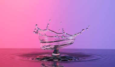 Su, arka planda yakın plan renkte şemsiye gibi sıçrar.