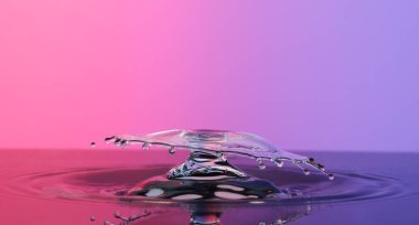 Su, arka planda yakın plan renkte şemsiye gibi sıçrar.