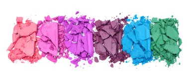 Kırık ve ezilmiş göz makyajı paleti beyaz arkaplan, üst görünüm