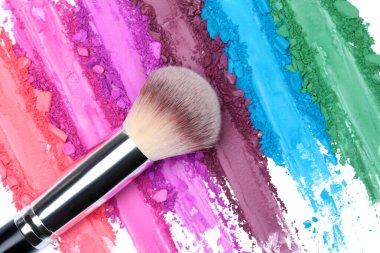 Kırık ve ezilmiş göz makyajı paleti, fırçayla fırça darbeleri, arka plan için yakın plan, üst görüş. Örnek kozmetik konsepti