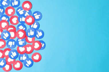 Kiev, Ukrayna - 15 Ağustos 2022: Empatik Emoji Reaksiyonları gibi kağıt Facebook. Facebook tanınmış bir sosyal ağ hizmetidir