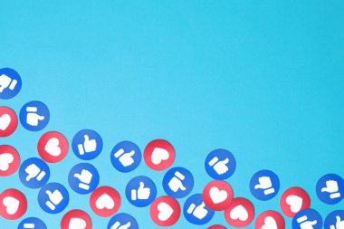 Kiev, Ukrayna - 15 Ağustos 2022: Empatik Emoji Reaksiyonları gibi kağıt Facebook. Facebook tanınmış bir sosyal ağ hizmetidir