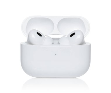 Kiev, Ukrayna - 10 Haziran 2023: Kulaklıklar Apple Air Pods Pro 2, Kablosuz Şarj Davası, beyaz arka plan, ön görüş. AirPodlar Apple Inc. 'in tasarladığı kablosuz bluetooth kulaklıklardır..