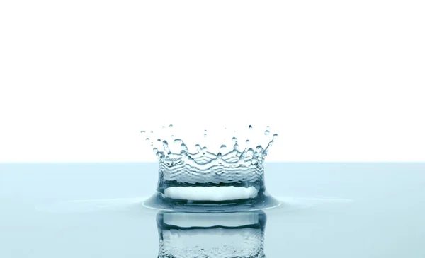 Νερό Βουτιά Σαν Στέμμα Λευκό Φόντο Γκρο Πλαν — Φωτογραφία Αρχείου