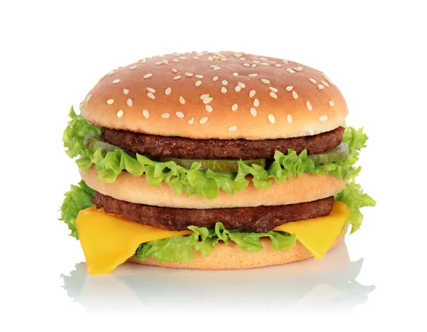 白い背景に2つのビーフカットレットが付いている大きなハンバーガー クローズアップ — ストック写真