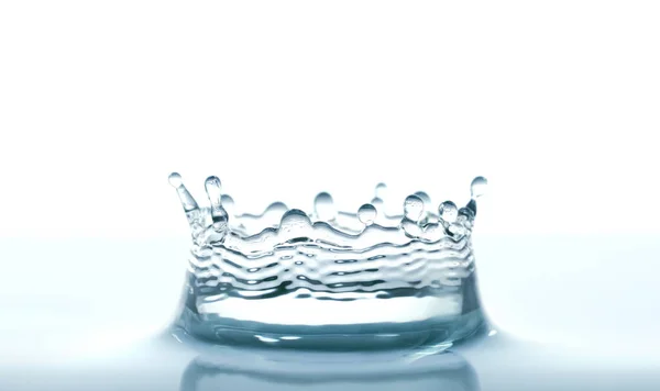 Woda Splash Jak Korona Białym Tle Zbliżenie — Zdjęcie stockowe
