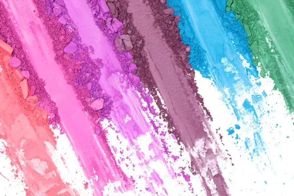 Kırık ve parçalanmış göz farı paleti, beyaz arka plan, üst görünüm