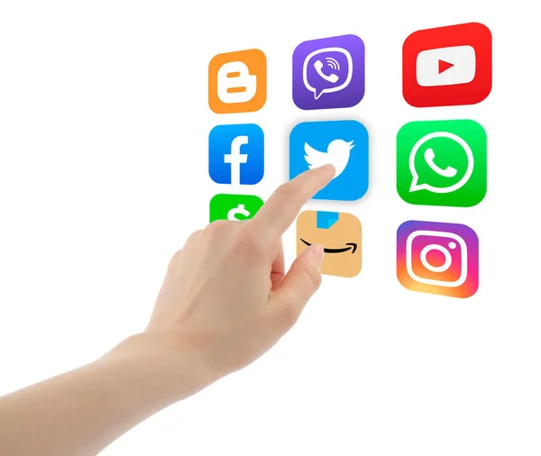 白い背景に仮想ソーシャルメディアアプリアイコンをプッシュする女性 ソーシャルメディアアプリのコンセプトの選択 — ストック写真