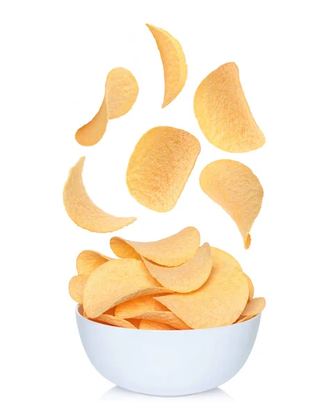 Schwebende Kartoffelchips Die Auf Weiße Schüssel Auf Weißem Hintergrund Fallen — Stockfoto