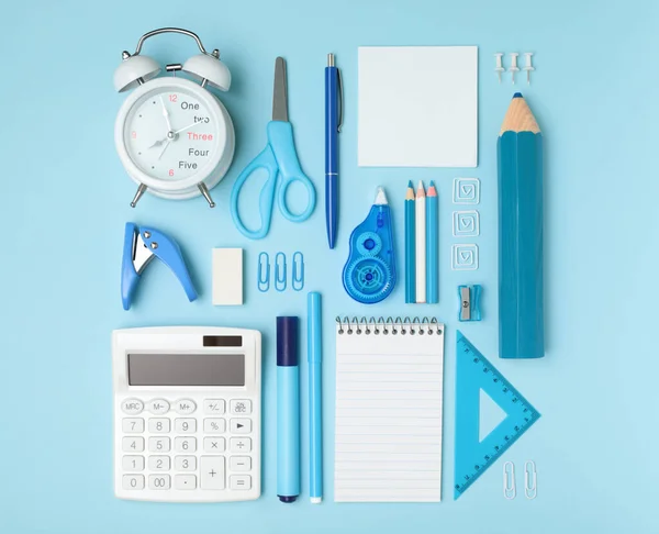 Blauer Schul Und Bürobedarf Auf Blauem Hintergrund Einfarbiges Template Konzept — Stockfoto