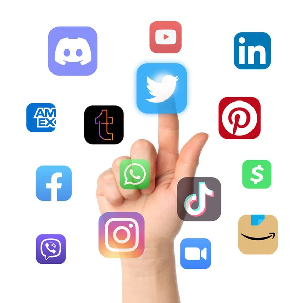 白い背景に仮想ソーシャルメディアアプリアイコンをプッシュする女性 ソーシャルメディアアプリのコンセプトの選択 フロントビュー — ストック写真
