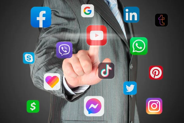 Człowiek Popycha Wirtualną Ikonę Aplikacji Social Media Ciemnym Tle Łącząc — Zdjęcie stockowe