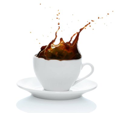 Bir fincan kahve, beyaz arka planda izole edilmiş, kahve içeceği konsepti.