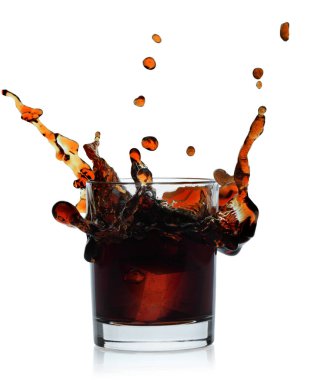 Kola ile bardağa sıçramış, beyaz arka planda izole edilmiş, yaz içecekleri konsepti.