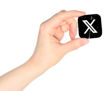 Eller X-Twitter simgesini beyaz arka planda tutuyor. Popüler sosyal medya konsepti. X, eski ve halk arasında Twitter olarak bilinen bir sosyal medya web sitesidir.