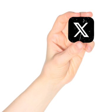 Eller X-Twitter simgesini beyaz arka planda tutuyor. Popüler sosyal medya konsepti. X, eski ve halk arasında Twitter olarak bilinen bir sosyal medya web sitesidir.