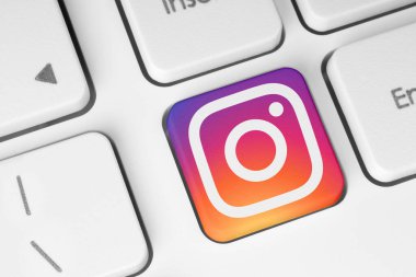 Beyaz bir bilgisayar klavyesindeki Instagram simgesi anahtarı. Popüler sosyal medya hizmetlerinde çalışma süreci kavramı. Instagram bir Amerikan fotoğraf ve video paylaşım sosyal ağ hizmetidir.