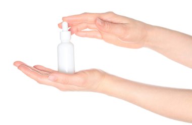 Beyaz bir kozmetik şişesi tutan kadın elleri, beyaz arka planda kapalı, kozmetik reklamları için şablon.