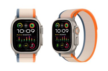 Titanyum Apple Watch Ultra 2 Serisi aygıtı, Trail Loop bandıyla, beyaz arkaplanlı, vektör illüstrasyonlu. Apple Watch, Apple Inc. tarafından üretilen bir akıllı saat serisidir.