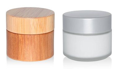 Şeffaf arka plan, eko kozmetik ürünleri ve sıfır atık kavramı üzerine izole edilmiş kozmetik krem kavanozları.