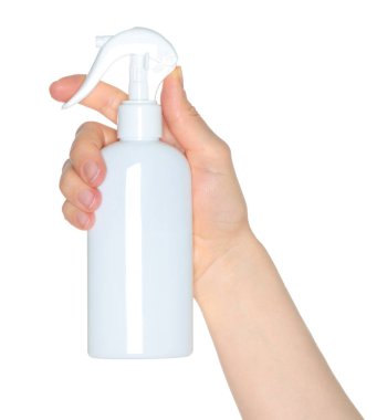 Beyaz bir sprey şişeyi tutan kadın elleri, beyaz arka planda kapalı, kozmetik reklamları için şablon.