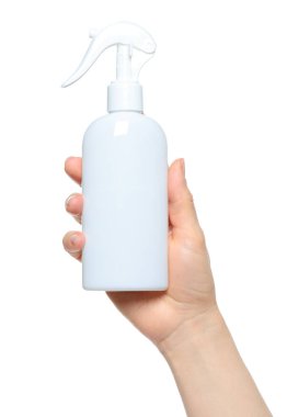Beyaz bir sprey şişeyi tutan kadın elleri, beyaz arka planda kapalı, kozmetik reklamları için şablon.