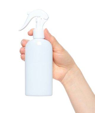 Beyaz bir sprey şişeyi tutan kadın elleri, beyaz arka planda kapalı, kozmetik reklamları için şablon.