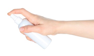 Beyaz bir sprey şişeyi tutan kadın elleri, beyaz arka planda kapalı, kozmetik reklamları için şablon.