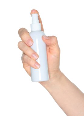 Beyaz bir sprey şişeyi tutan kadın elleri, beyaz arka planda kapalı, kozmetik reklamları için şablon.