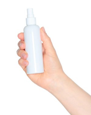 Beyaz bir sprey şişeyi tutan kadın elleri, beyaz arka planda kapalı, kozmetik reklamları için şablon.