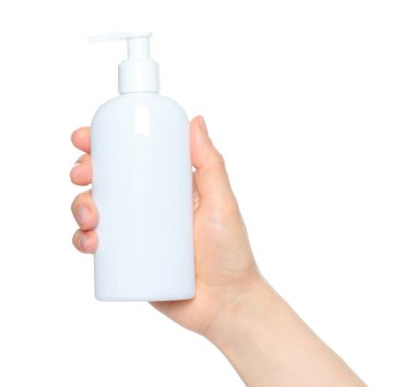 Kadın elleri beyaz bir sprey şişeyi tutuyor, şeffaf bir arka planda kapalı, kozmetik reklamları için şablon.