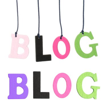 Saydam bir arkaplan üzerinde izole edilmiş Renkli Tahta Harfler Blog kelime formunda