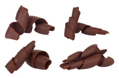 Şeffaf bir arkaplanda izole edilmiş çikolata talaşı seti.