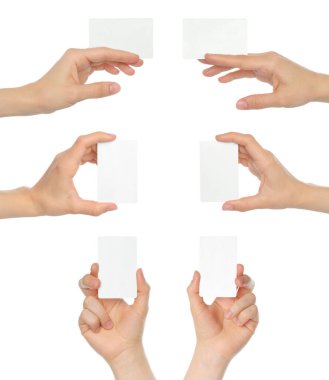 Şeffaf bir arkaplan üzerinde izole beyaz kart tutan Eller